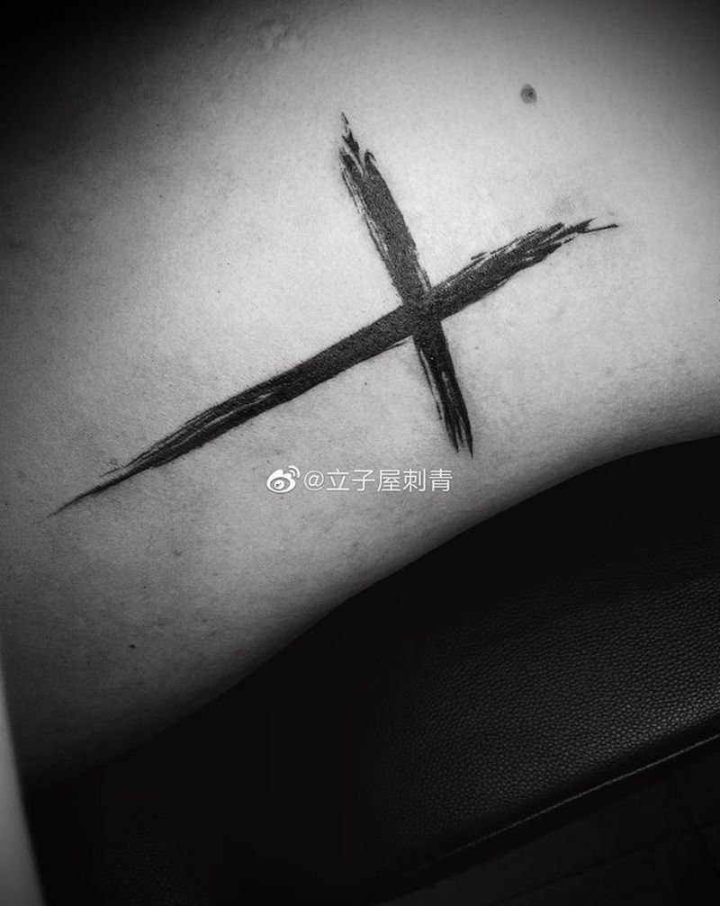 十字架纹身图片_腰部纹身图案
