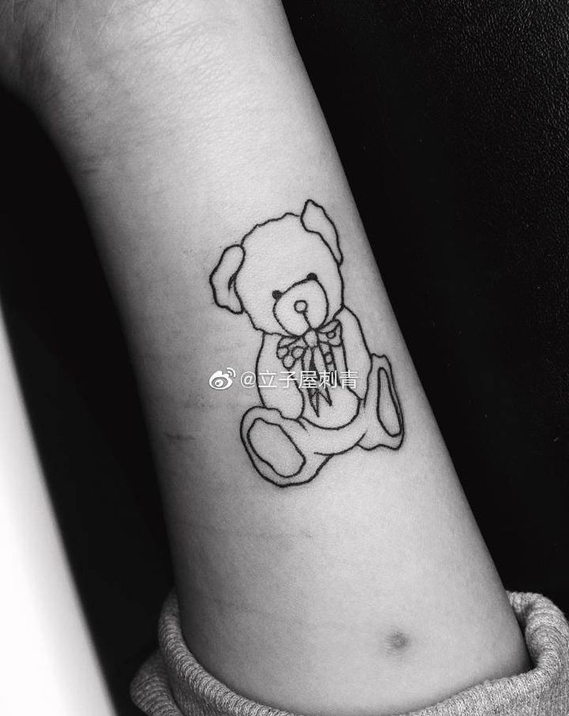 小熊草莓纹身图片_手臂纹身图案
