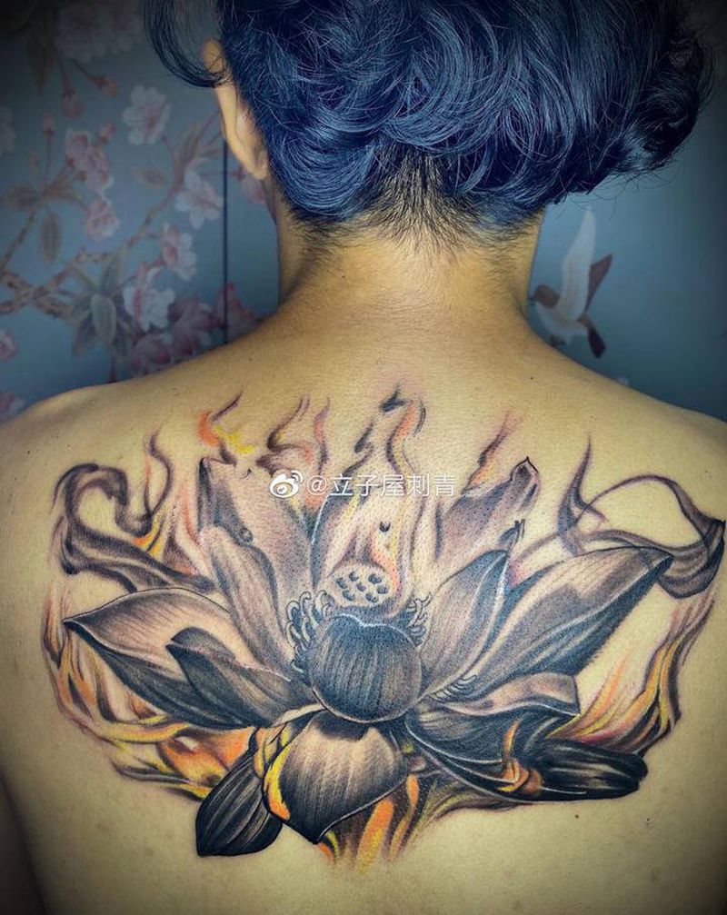 莲花纹身图片_背部纹身图案