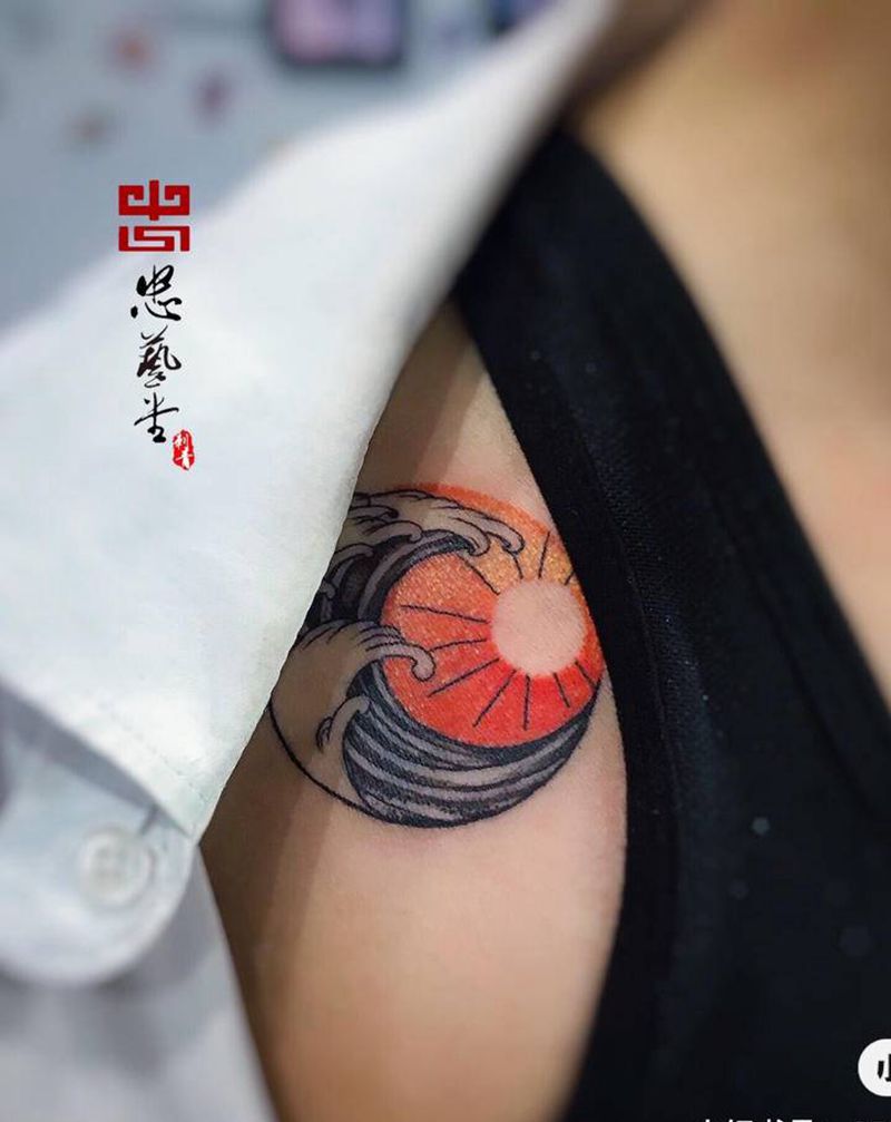 海誓山盟纹身图片_胸部肩部点刺水彩纹身图案