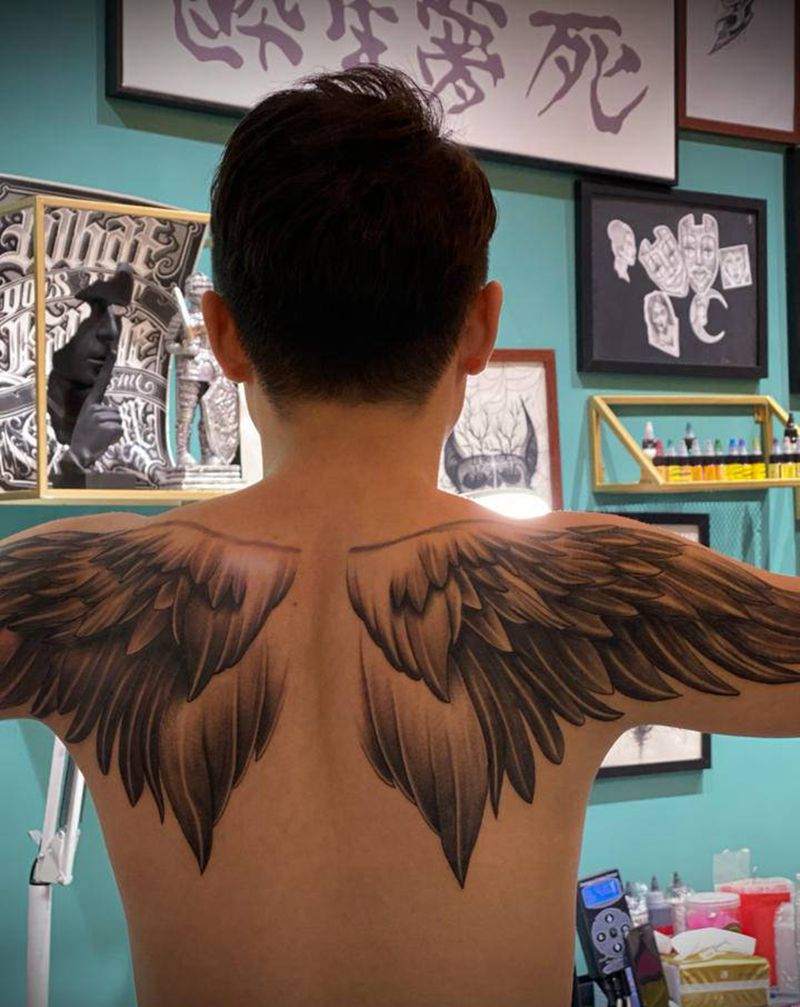 翅膀纹身图片_背部纹身图案