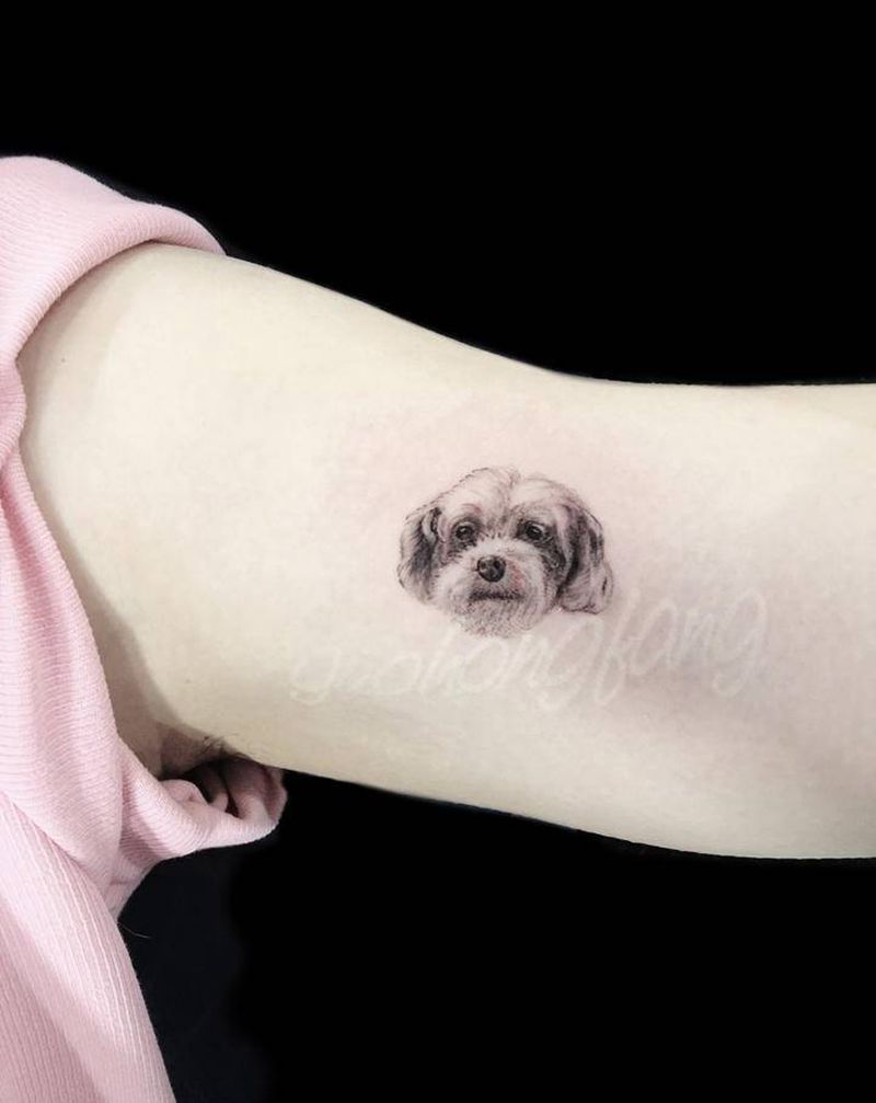 有爱的美女纪念过世的狗狗纹身图片_手臂欧美写实纹身图案