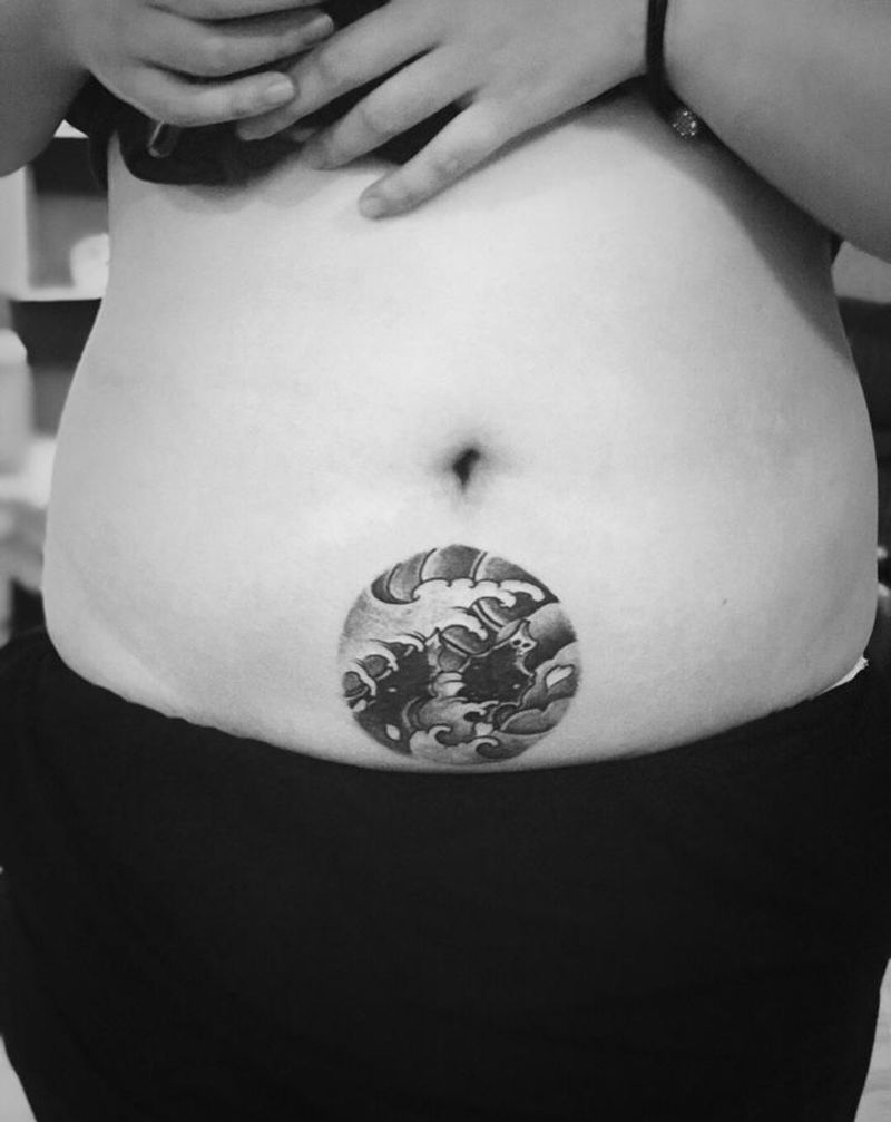 湘西瞳画纹身图片_腹部纹身图案