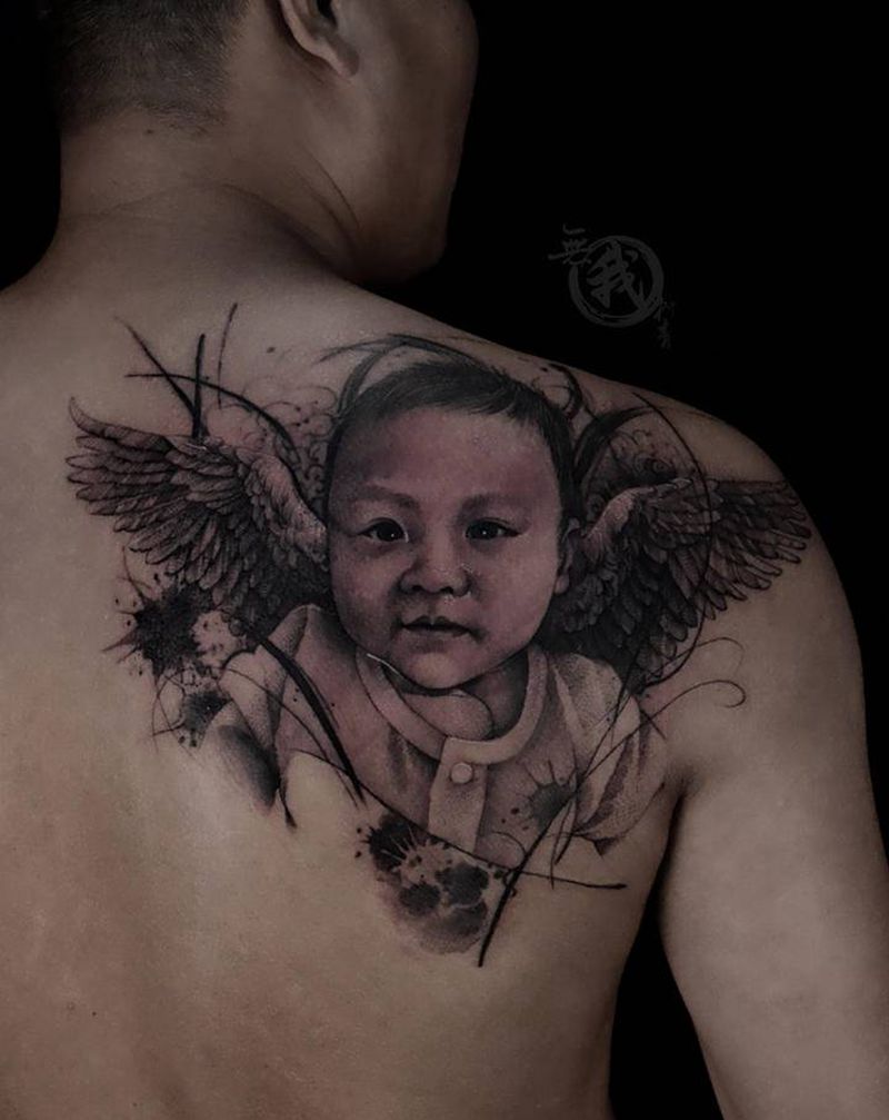 天使宝宝纹身图片_背部肩部欧美写实肖像纹身图案
