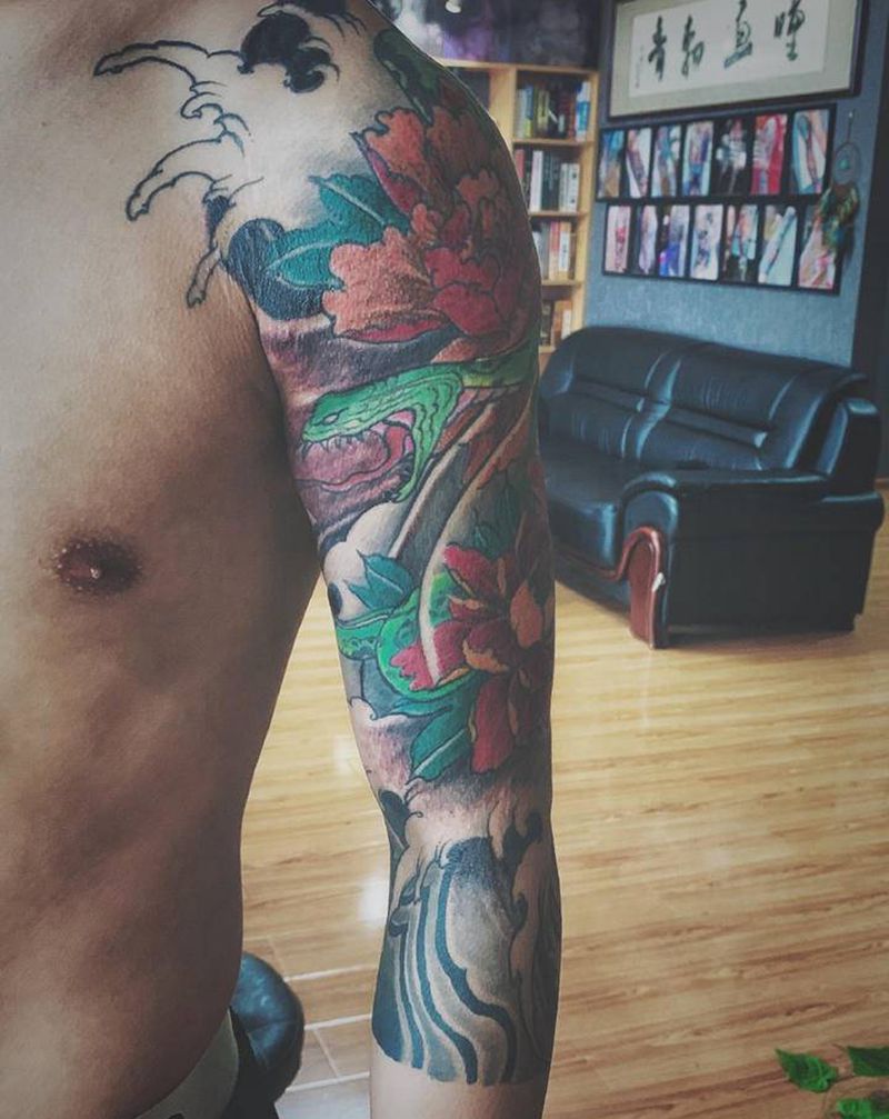 牡丹蛇纹身图片_手臂纹身图案