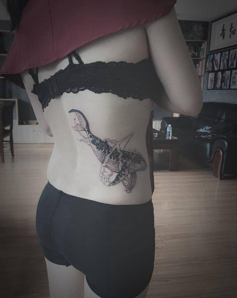 湘西瞳画纹身图片_腰部纹身图案