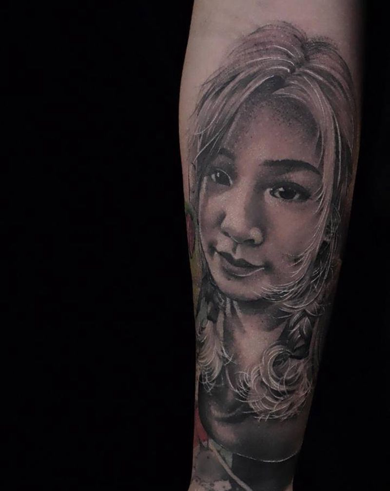 肖像纹身图片_手臂手部欧美写实水墨纹身图案