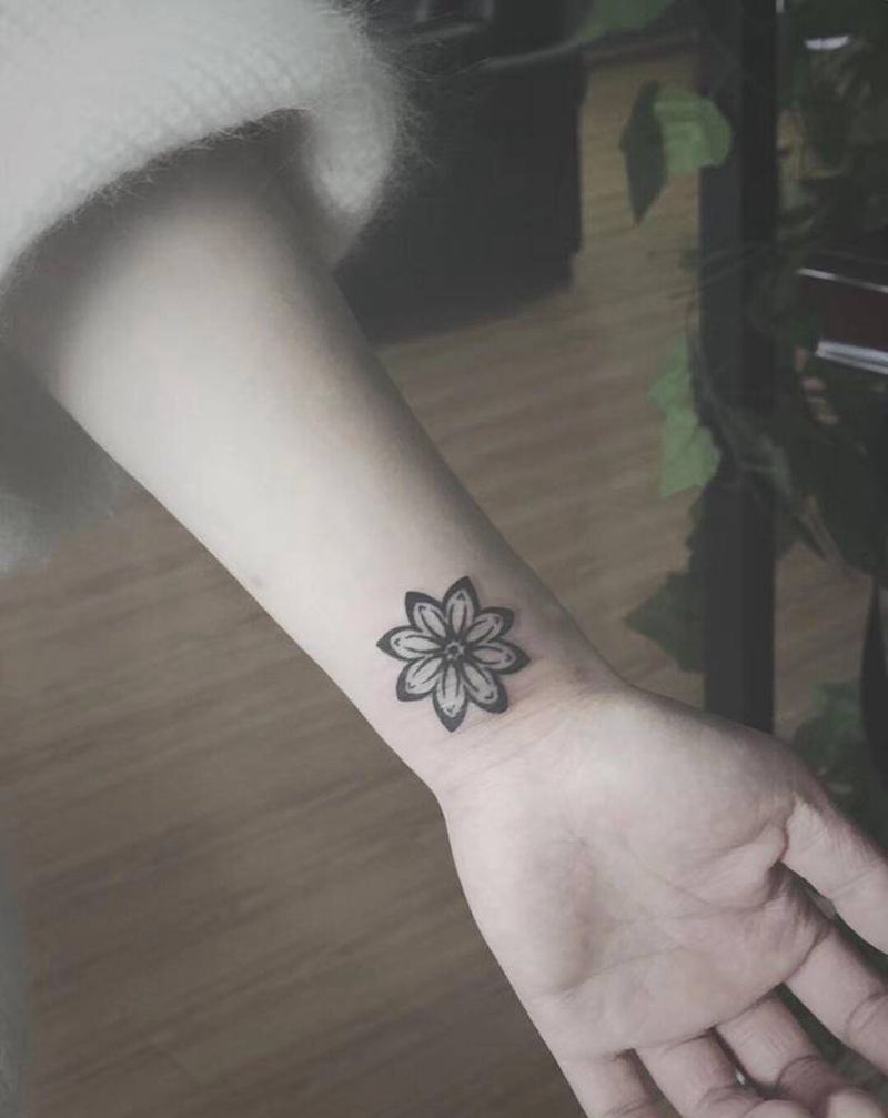 湘西瞳画纹身图片_手部纹身图案