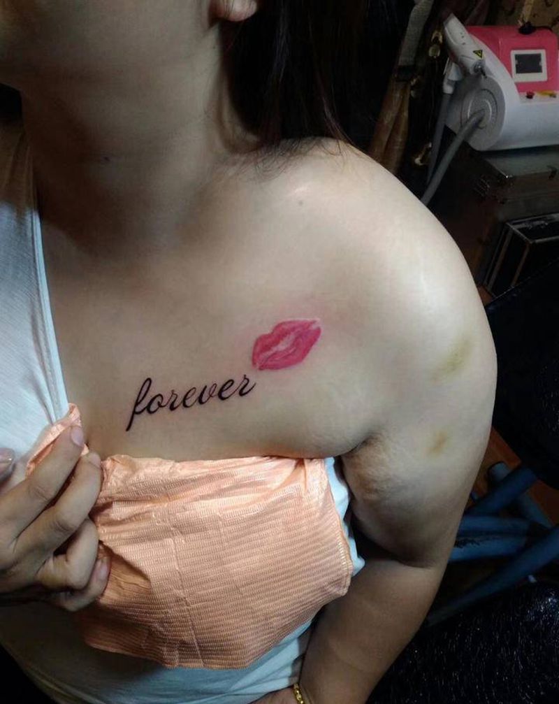 美女小清新一枚纹身图片_肩部胸部老传统Old School纹身图案