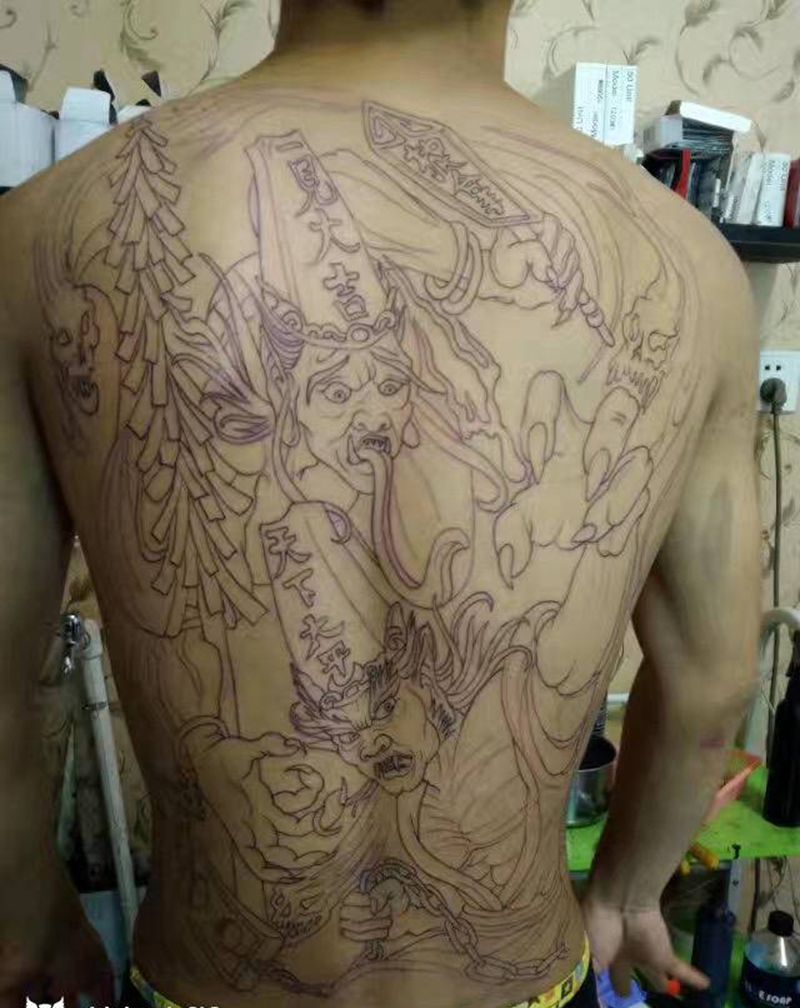 满背线条纹身图片_背部新传统纹身图案