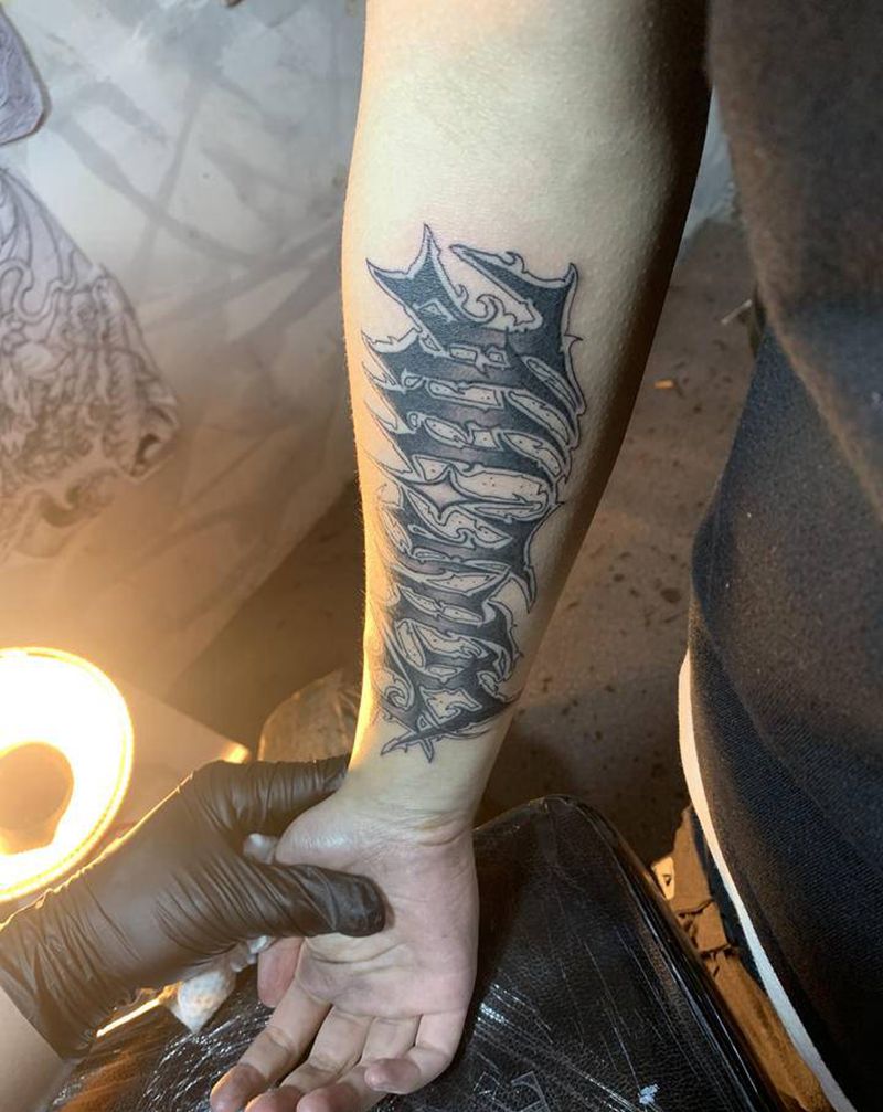 花体英文完成纹身图片_手臂花体字新传统纹身图案