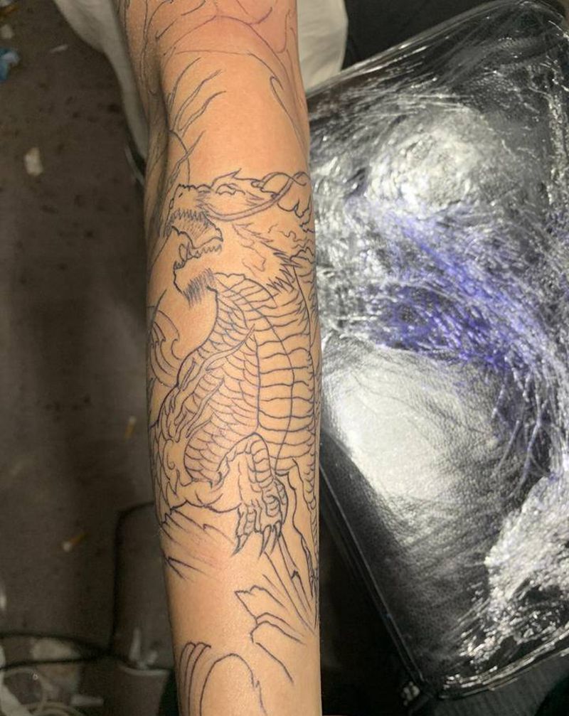 手臂线条完成纹身图片_手臂新传统纹身图案