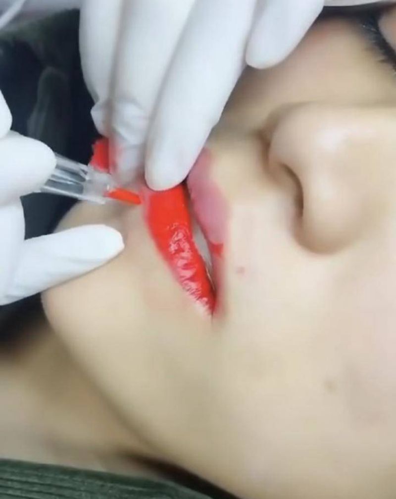 漂唇中纹身图片_颈部老传统纹身图案