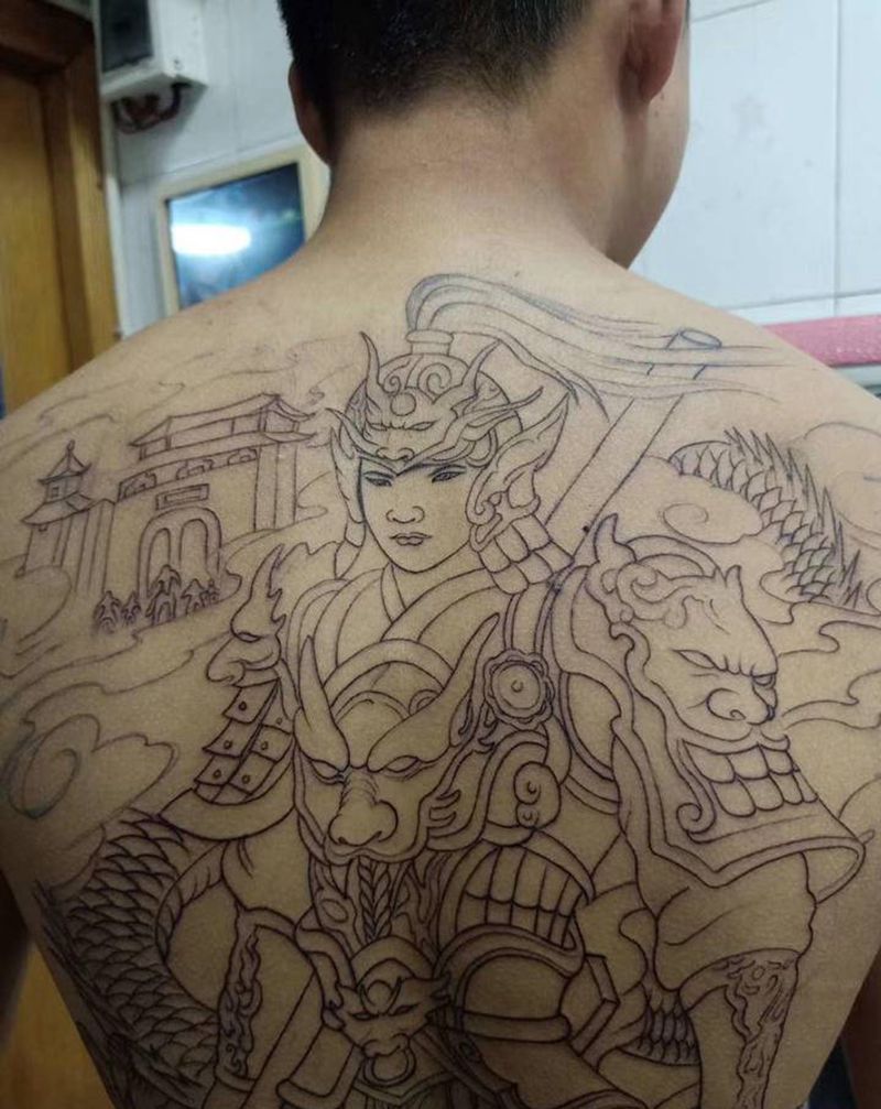 满背子龙纹身图片_背部新传统纹身图案