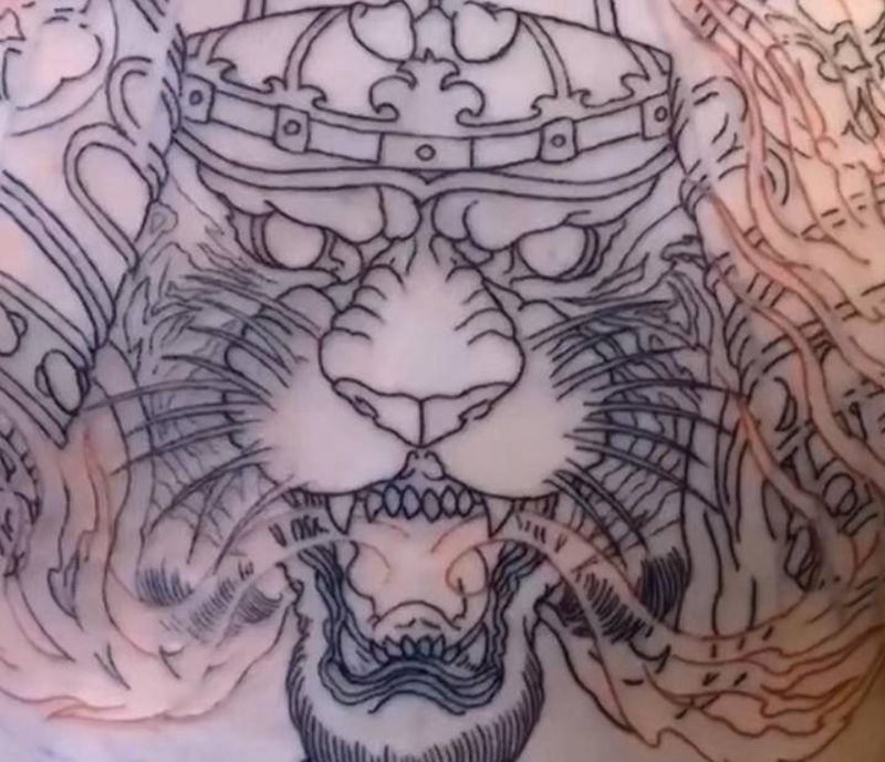 花胸纹身图片_胸部新传统纹身图案