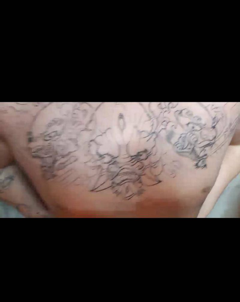 花胸纹身图片_胸部新传统纹身图案