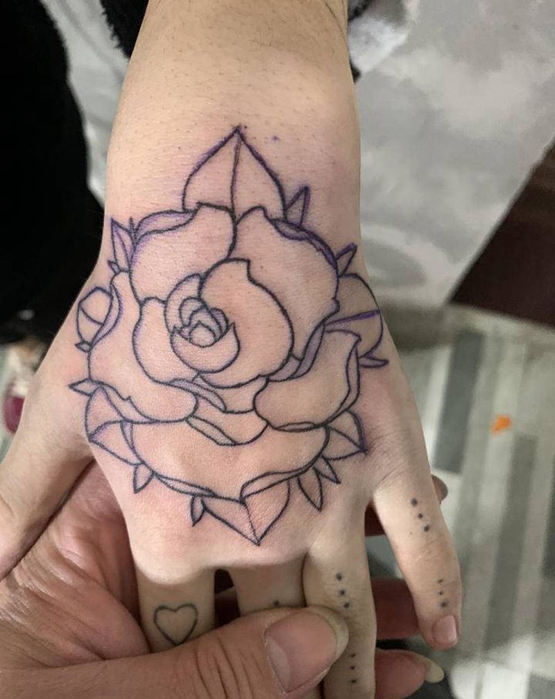 花手纹身图片_手部新传统纹身图案