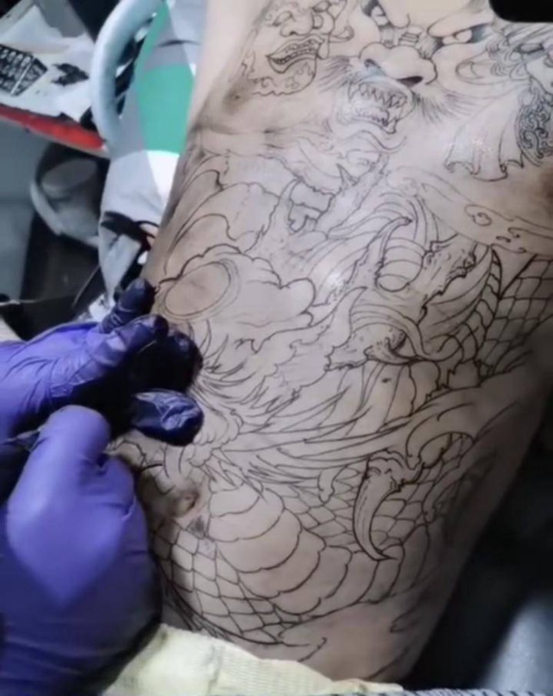 花肚纹身图片_腹部老传统纹身图案