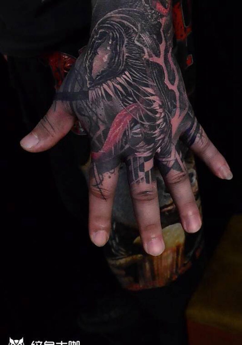 毒液纹身图片_手部欧美写实水墨纹身图案