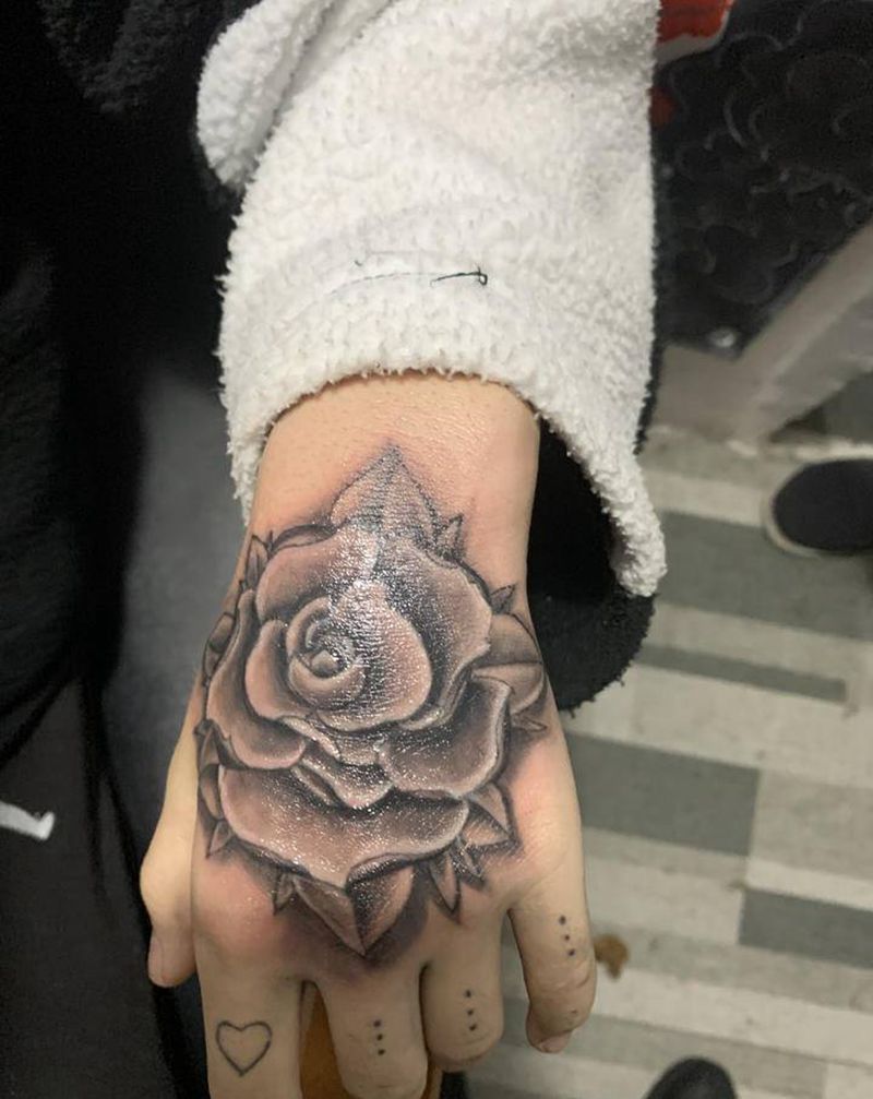 花手纹身图片_手部老传统纹身图案