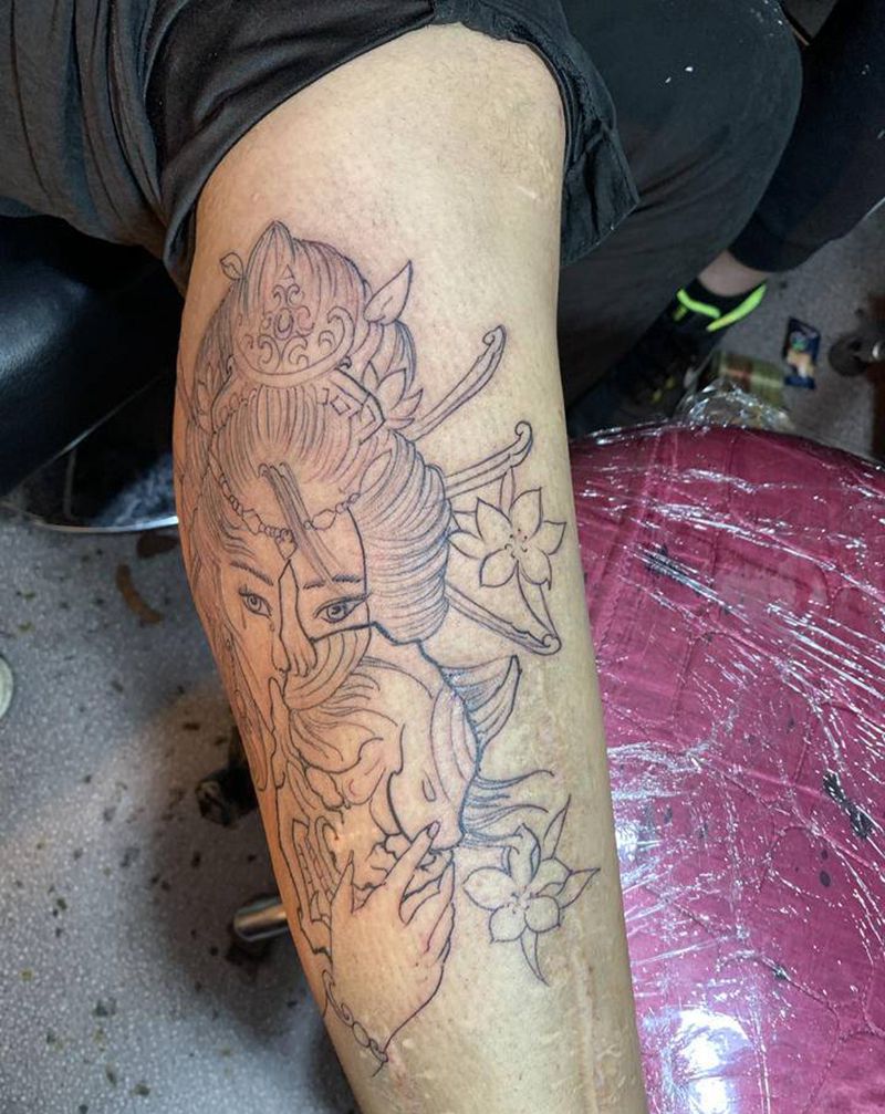 花腿线条完成纹身图片_腿部新传统纹身图案