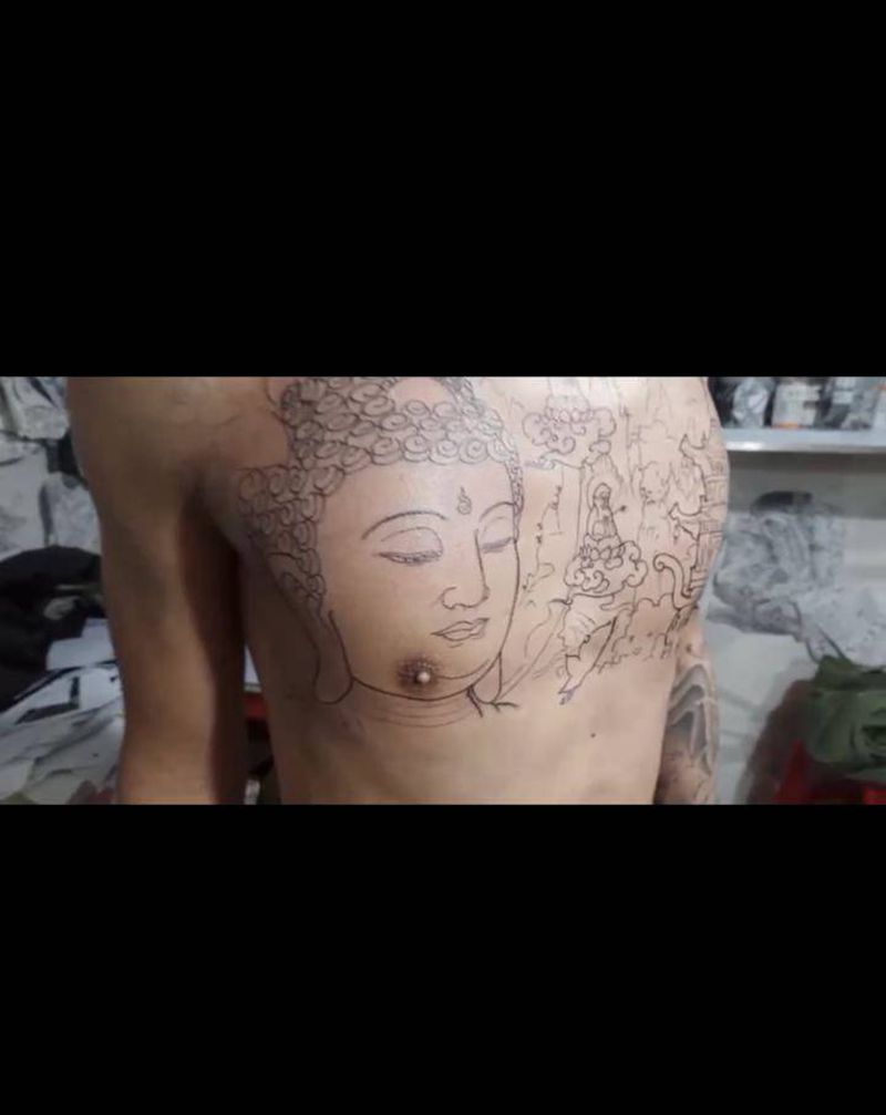 花胸线条完成纹身图片_胸部新传统纹身图案