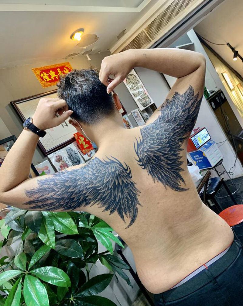 翅膀纹身图片_腹部胸部纹身图案