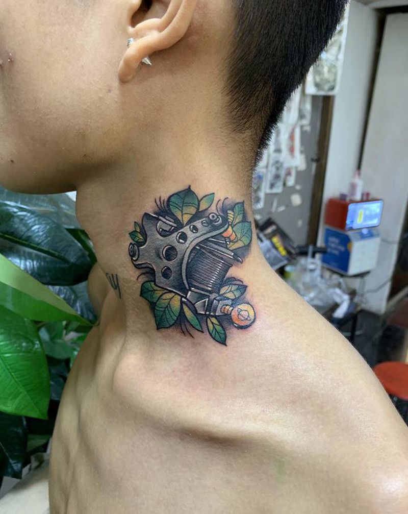 纹身机纹身图片_臀部纹身图案