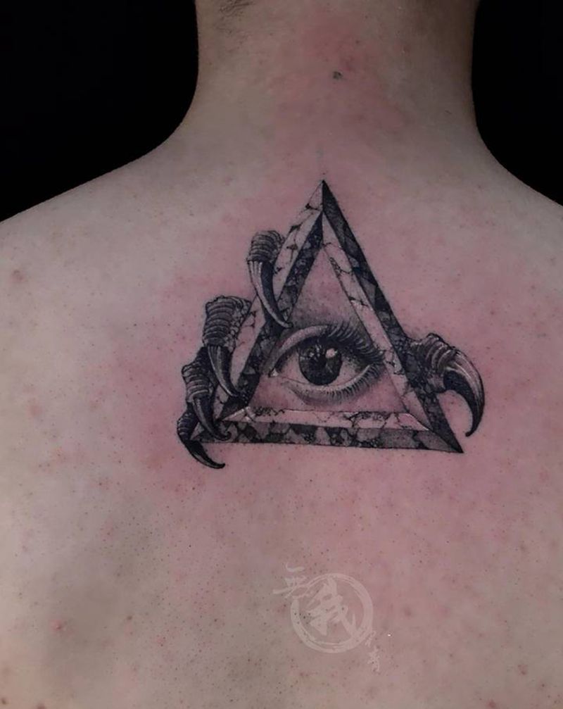 透视眼纹身图片_颈部欧美写实纹身图案