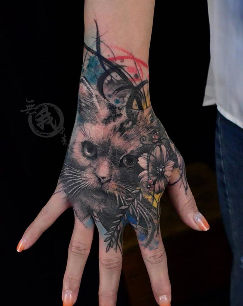 客人自己的猫咪纹身图片_手部欧美写实纹身图案