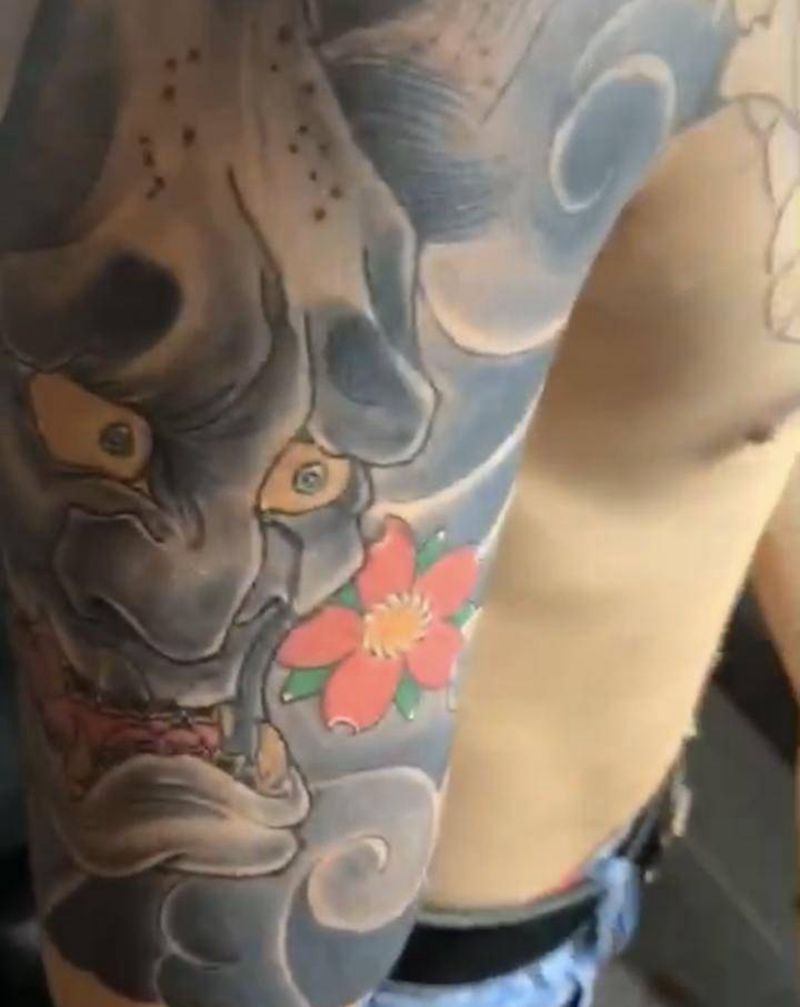 半胛纹身图片_胸部新传统纹身图案