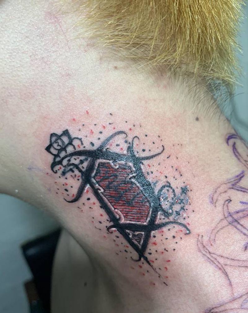 盖图纹身图片_颈部花体字纹身图案