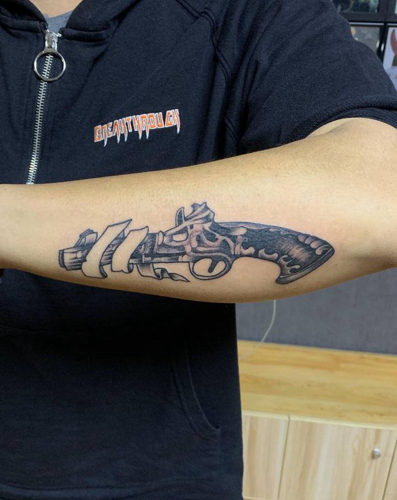 写实风格枪纹身图片_手臂欧美写实纹身图案