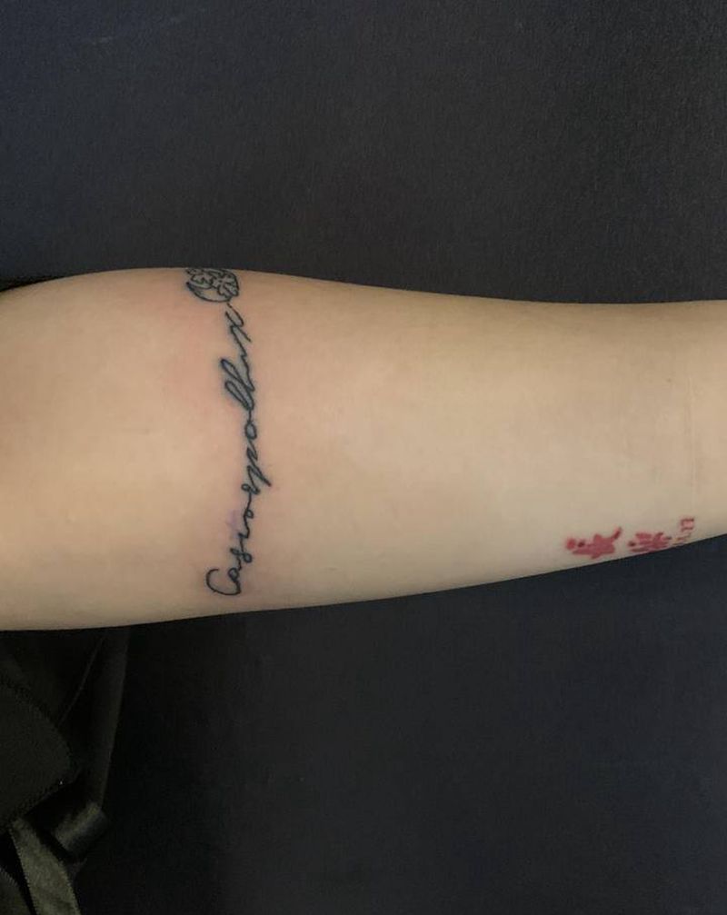 美女自带图纹身图片_英文字纹身图案