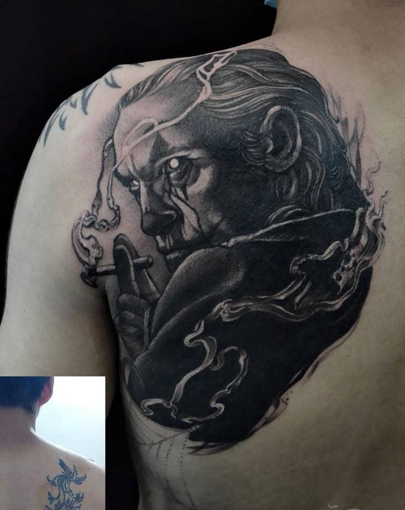 小丑男纹身图片_背部欧美写实纹身图案