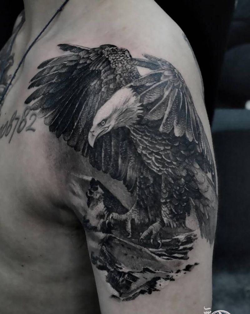 老鹰纹身图片_手臂欧美写实纹身图案