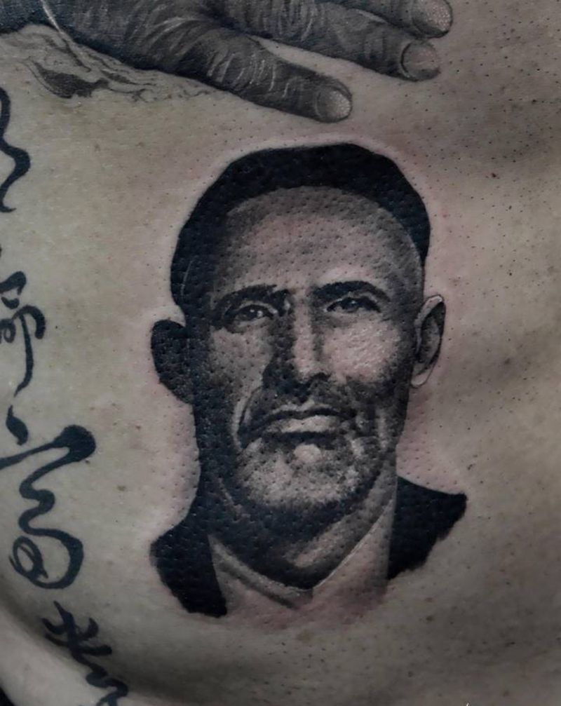 爷爷纹身图片_腰部欧美写实纹身图案