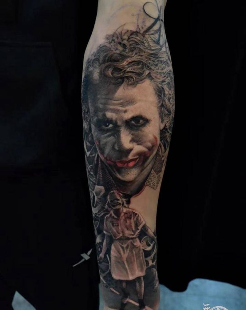 小丑纹身图片_手部欧美写实纹身图案
