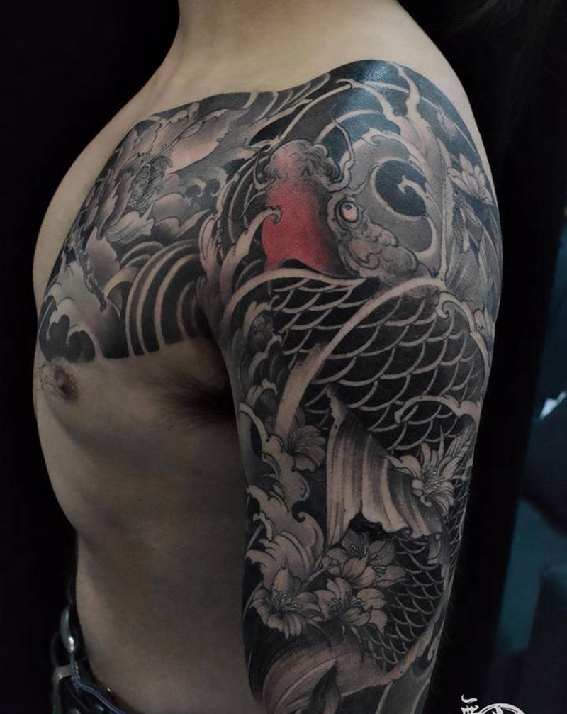 鲤鱼半甲纹身图片_胸部新传统纹身图案