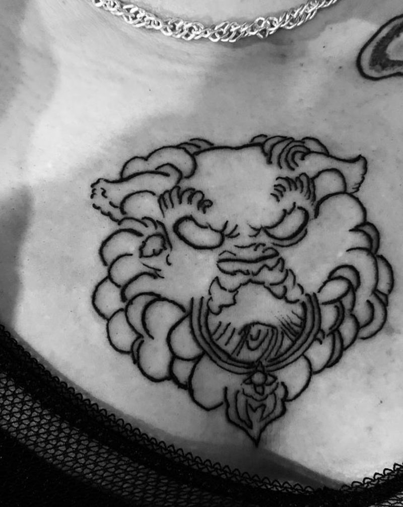 小狮子纹身图片_胸部纹身图案