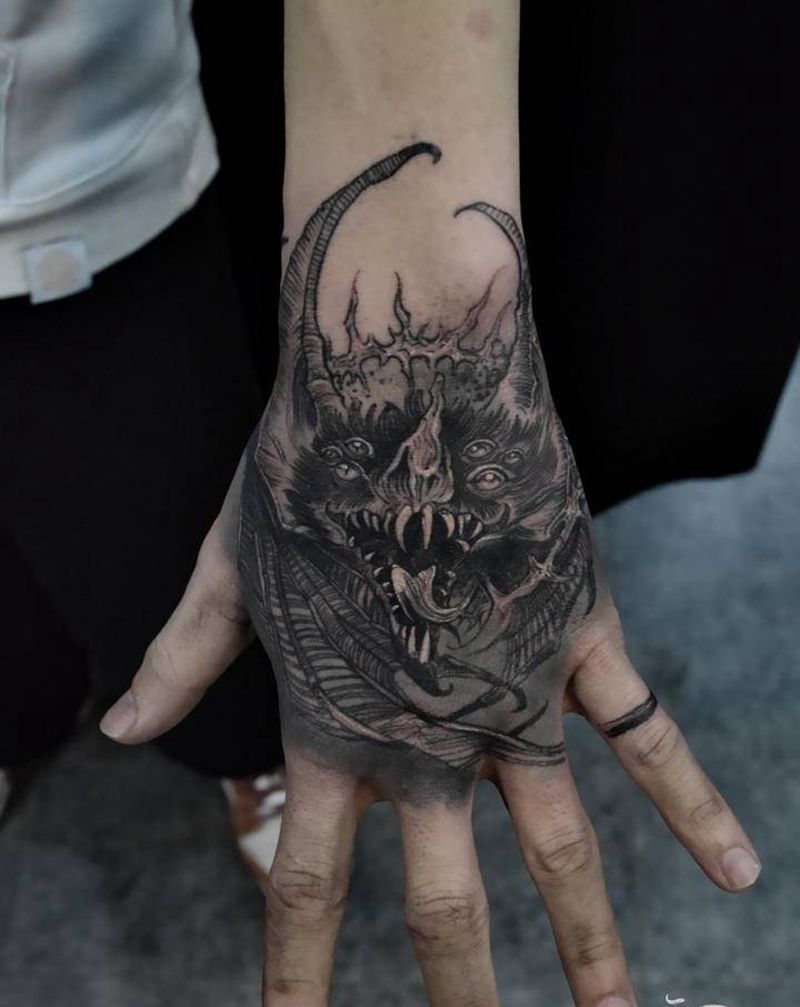 蝙蝠纹身图片_手部欧美写实纹身图案