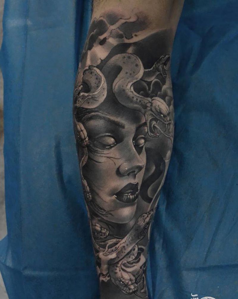 美杜莎纹身图片_腿部欧美写实纹身图案