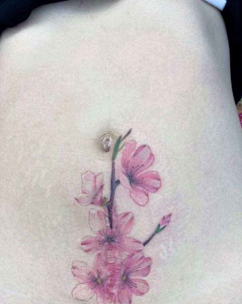 桃花纹身图片_腰部水墨桃花纹身图案