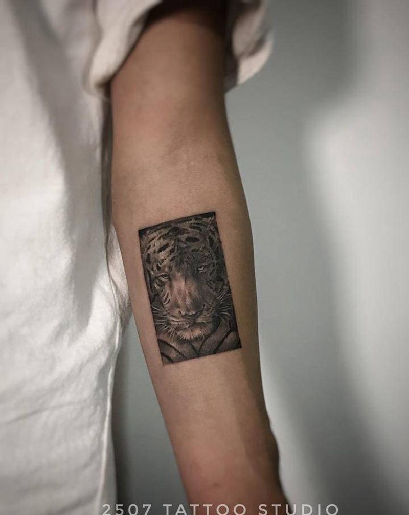 小老虎纹身图片_手臂欧美写实老虎吴亦凡纹身图案