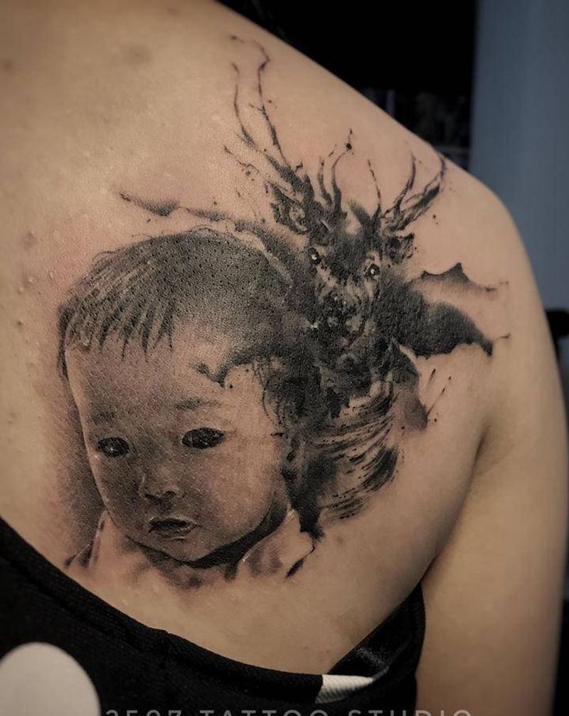 孩子纹身图片_背部欧美写实覆盖肖像泼墨纹身图案