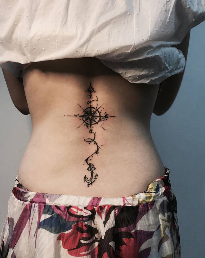 水墨，指南针纹身图片_腰部几何水墨指南针性感纹身图案