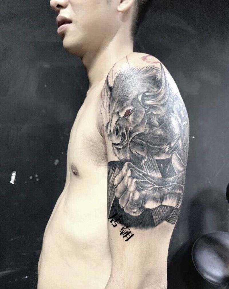 写实牛纹身图片_手臂手部欧美写实水墨纹身图案