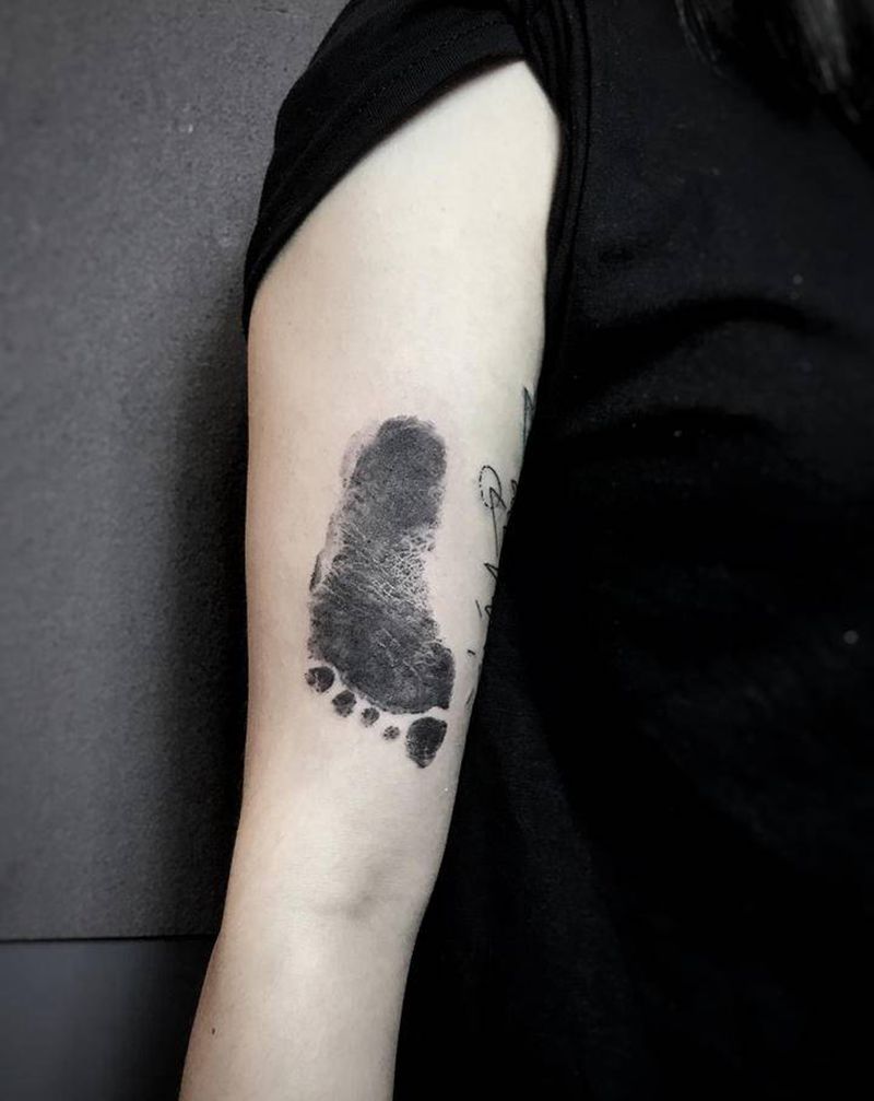 脚印纹身图片_手臂欧美写实脚印纹身图案