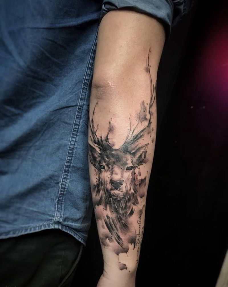 婆娘鹿纹身图片_手臂水墨鹿泼墨纹身图案