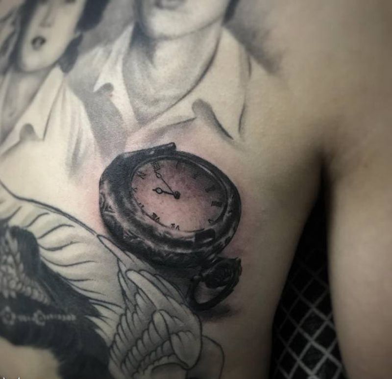 怀表纹身图片_背部欧美写实怀表纹身图案